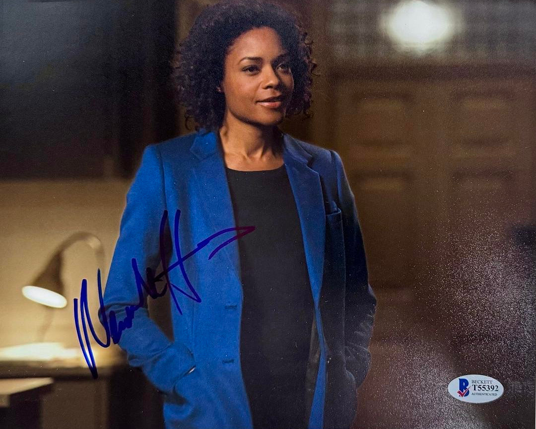Naomie Harris Signed 8x10 Photo (James Bond) - Beckett COA